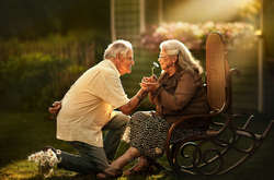 Фотограф делает трогательные снимки пожилых пар, которые доказывают, что любовь может длиться всю жизнь