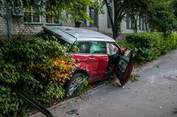  На проспекті Академіка Вернадського в Києві Range Rover зніс стовп і «припаркувався» в найближчих кущах 