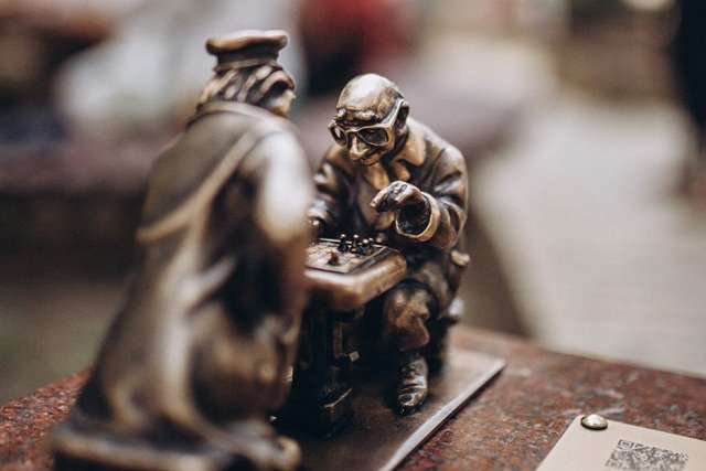 «Потреш і зробиш хід конем»: у Києві з’явилася скульптурка шахістів (фото)