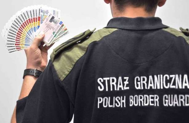 У Польщі затримали українця з 25 фальшивими паспортами
