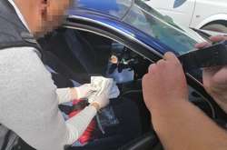 Правоохоронці затримали посадову особу під час передачі всієї суми хабара