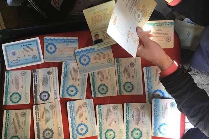 На Луганщині в медичному коледжі цілій групі видали фальшиві дипломи