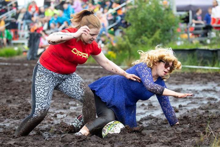 Веселье в грязи. Как прошел Чемпионат мира по футболу на болоте