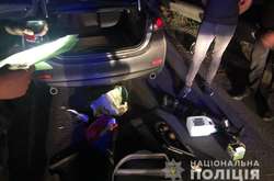 На Черкащині поліцейські з погонею затримали іноземців із гранатами