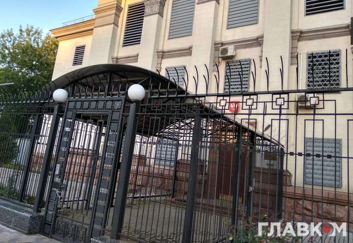 Вже не бояться. Посольство Росії у Києві прибрало колючий дріт з паркану (фото)