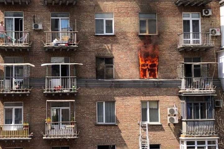У центрі Києва горить будинок (фото, відео)