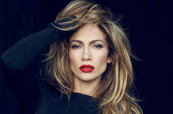 С днем рождения, Дженнифер! Versace выпустили кроссовки, вдохновленные культовым платьем именинницы