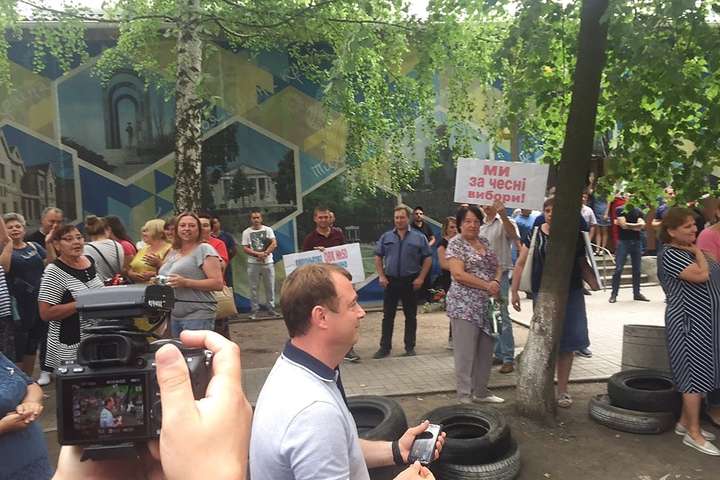 Протести у Покровську: люди несуть шини і встановлюють намети