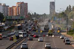 На столичній магістралі вкладають асфальт, як на злітних смугах аеропортів (фото, відео)