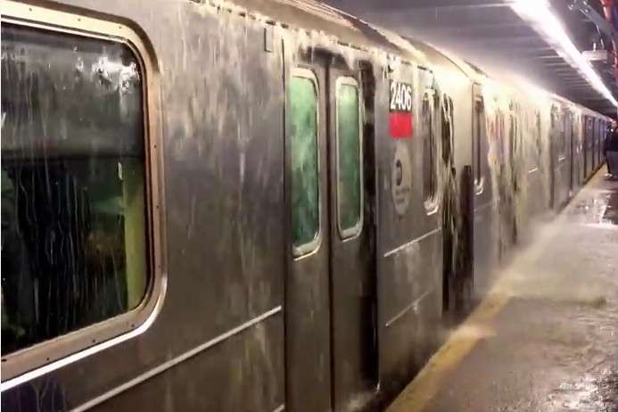 Потоп в Нью-Йорке: в метро обрушился поток воды (видео)