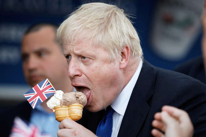 Борис Джонсон насолоджується морозивом на острові Баррі, Великобританія. Червень 2019 року - Популіст і скандаліст з дипломом Оксфорда. Хто він, новий британський прем’єр?