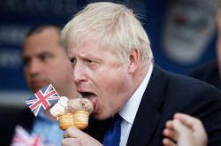Борис Джонсон насолоджується морозивом на острові Баррі, Великобританія. Червень 2019 року