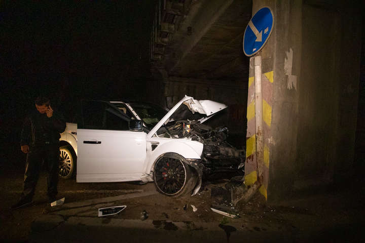 Відволікся на телефон і розбив дороге авто: у Києві Range Rover врізався у стовп (фото, відео)