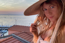 Леся Никитюк заявила, что уходит в тревел и показала фото в бикини