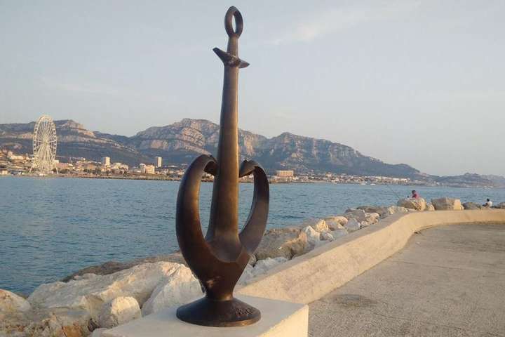 У місті-побратимі Марселі приступили до встановлення туристичного символу Одеси