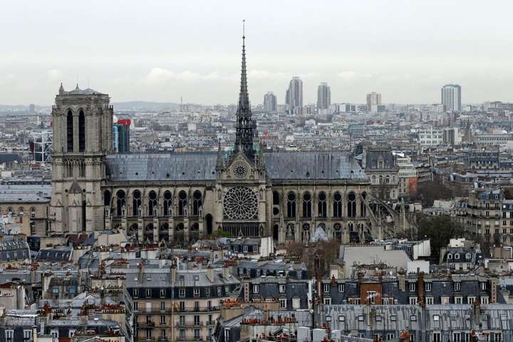 Во Франции может рухнуть Нотр-Дам из-за аномальной жары, - архитекторы