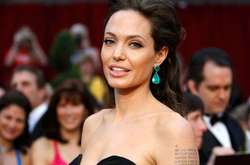 44-летняя Анджелина Джоли показала, как выглядеть соблазнительно в классическом наряде