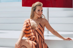 Невесомая Алена Шоптенко показала чудеса грации в саду