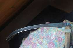 Чоловік під час сварки із сусідом схопив косу