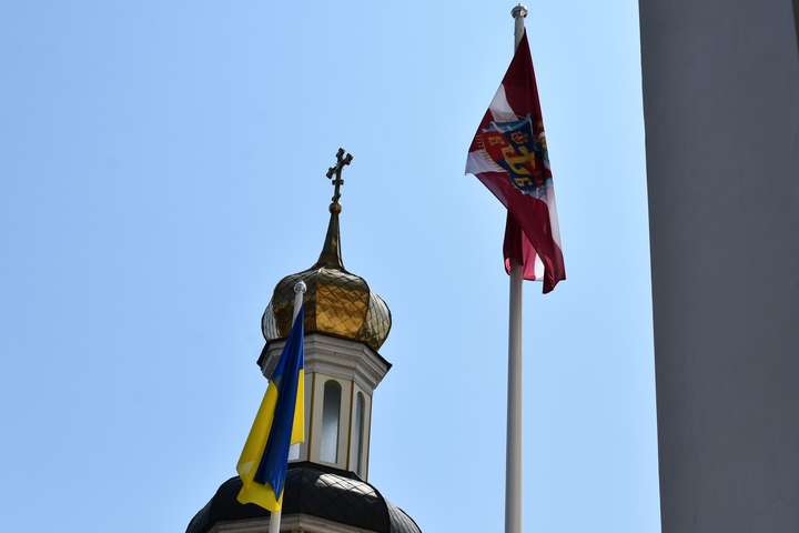 Вінницька епархія ПЦУ підняла власний прапор поруч з державним прапором України
