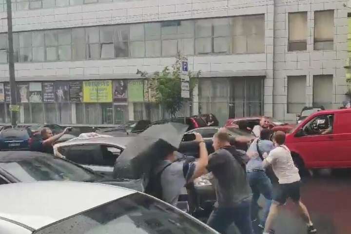 У Києві провокатори напали на автомобіль Порошенка: подробиці