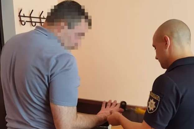 В Одесі зловмисник у формі поліцейського грабував туристів