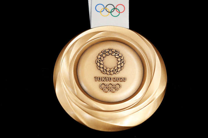 В Токио показали медали Олимпиады-2020 из переработанных гаджетов