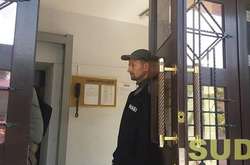 Обшуки в Окружному адмінсуді Києва тривають понад шість годин