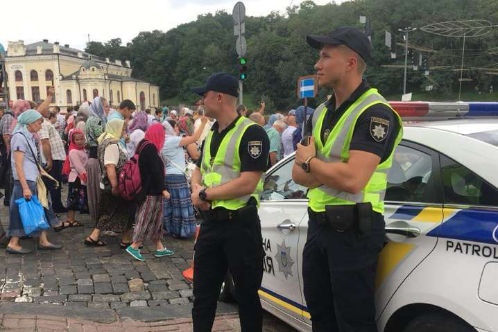 Поліція Києва перейшла на посилений режим: працюють вибухотехніки та кінологи