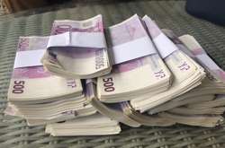 Під час обшуку правоохоронці виявили та вилучили майже 2 тисячі купюр з ознаками підроблення 