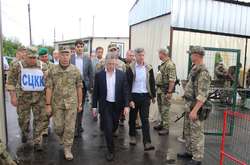 26 липня Кур Волкер із делегацією США відвідав зону конфлікту на Донбасі