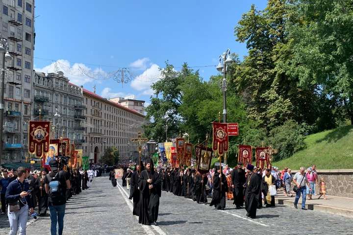 Поліція посилено охороняє хресний хід Московської церкви (фото)