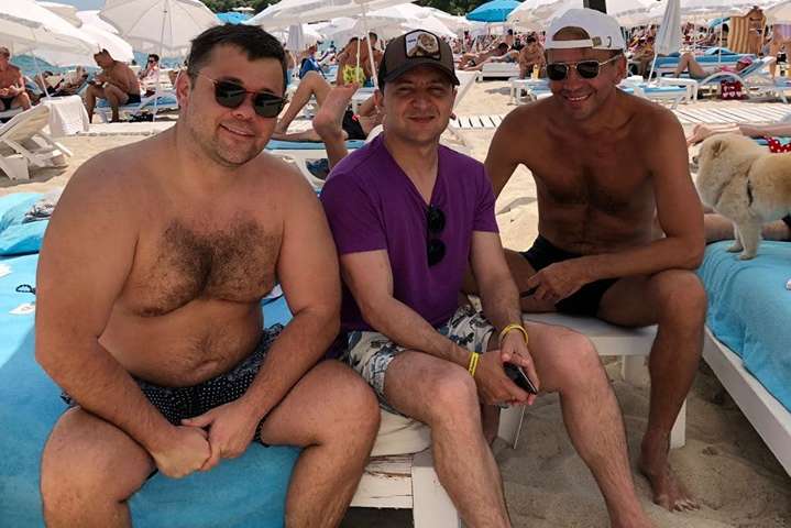 Зеленський поділився фотографією відпочинку з Богданом на пляжі в Одесі (фото)