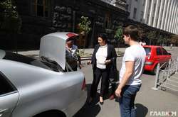  Віцепрем'єрка Климпуш-Цинцадзе вивозить речі із Кабміну 