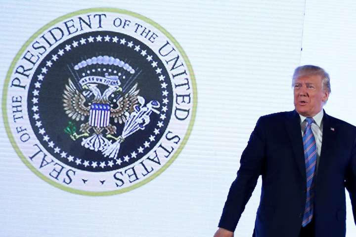 Трамп виступив перед прихильниками у Вашингтоні на фоні двоголового орла