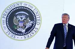 Трамп виступив перед прихильниками у Вашингтоні на фоні двоголового орла