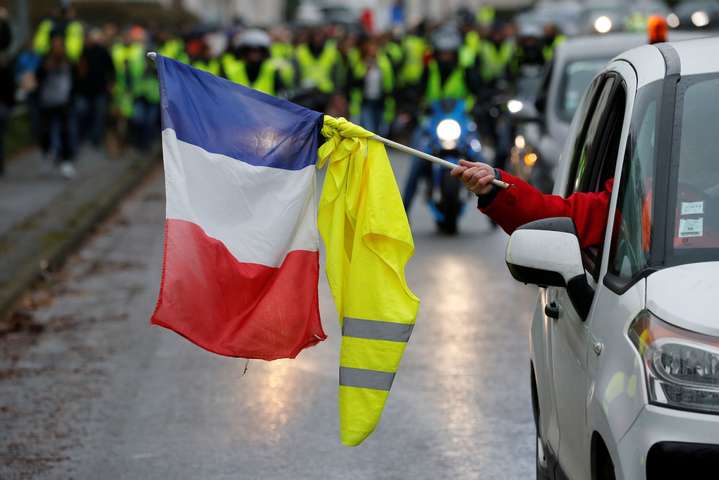 Макрон пояснив причину протестів «жовтих жилетів» у Франції
