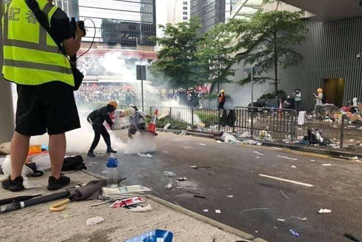  У Гонконзі продовжують протестувати: поліція застосувала сльозогінний газ