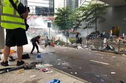  У Гонконзі продовжують протестувати: поліція застосувала сльозогінний газ