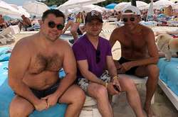 Зеленский показал, как отдыхает с Богданом на пляже в Одессе (фото)