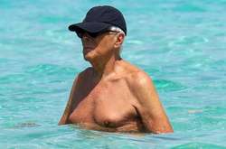 85-летний Джорджо Армани отдыхает на испанском пляже (фото)