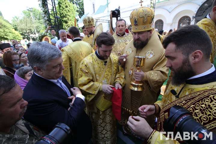 Порошенко причастился в Софии Киевской (фото)