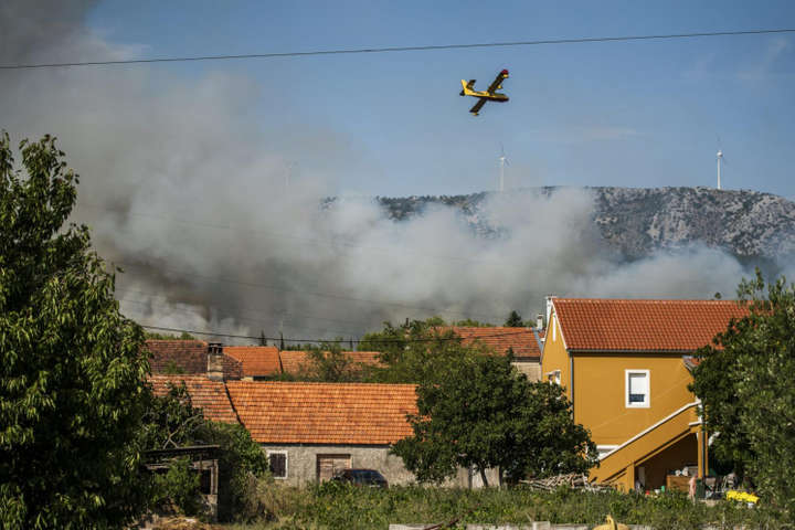 У Хорватії спалахнула масштабна лісова пожежа, є постраждалі
