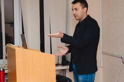 Весільний фотограф, який став депутатом, пояснив, чому не кожна кухарка може керувати державою