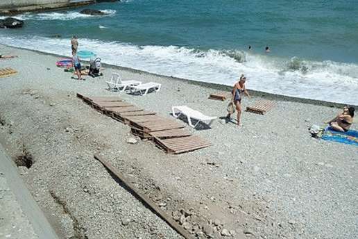 «Щасливі л*йна не спостерігають»: навала відпочивальників знову оминула пляжі окупованого Криму
