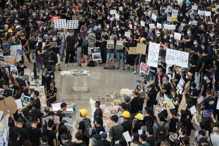 Протести у Гонконзі: мітингувальники вийшли на вулиці попри заборону влади