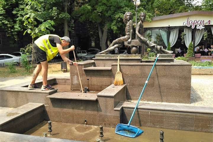 Одеські фонтани пройшли профілактичну мийку