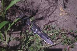 З місця події правоохоронці вилучили ніж, яким зловмисник поранив чоловіків