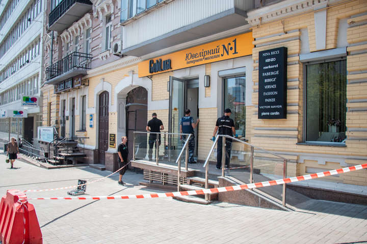 Грабіжник-невдаха влаштував стрілянину у київському ювелірному магазині (фото, відео)