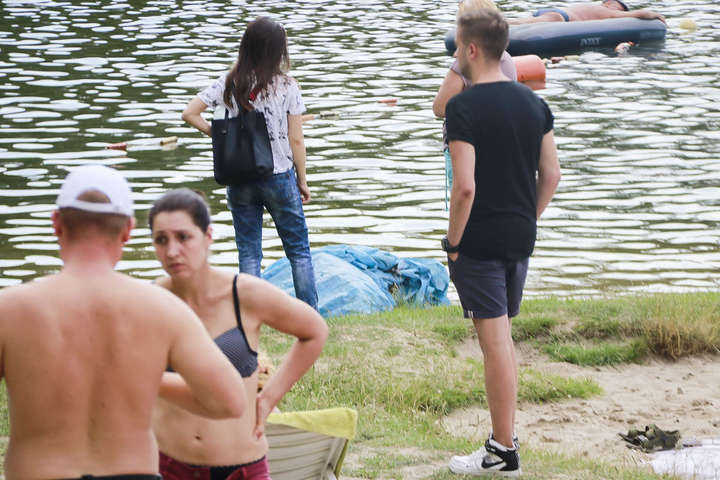 У Пущі-Водиці молодик намагався перепливти озеро і потонув (фото)